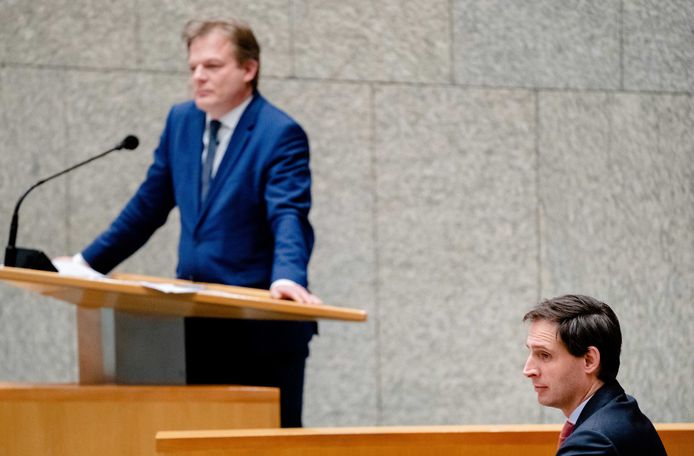 Pieter Omtzigt (CDA) en demissionair minister Wopke Hoekstra van Financiën (CDA) tijdens een debat over het aftreden van het kabinet naar aanleiding van de toeslagenaffaire.