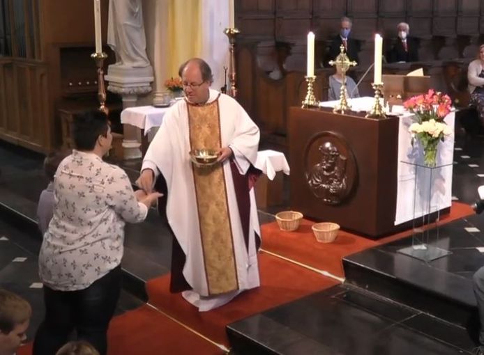 Pastoor Marc Massaer reikte ten tijde van corona in strijd met de regels van het bisdom de communie met de hand uit