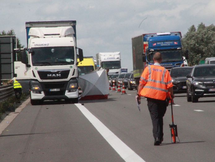 Vrachtwagenbestuurder sterft nadat hij uitstapt en wordt gegrepen op de rechterrijstrook