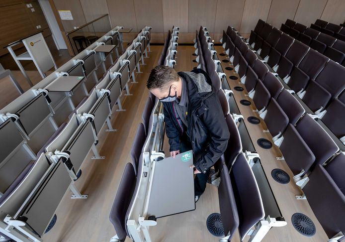 Een vrijwel lege collegezaal. De vraag is of het hoger onderwijs wel of niet open kan voor colleges.
