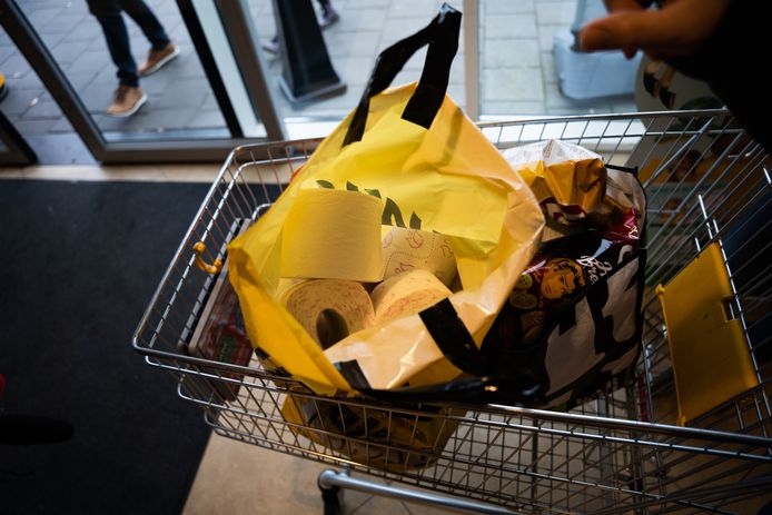 Boodschappen doen voor ouderen is één van de acties.