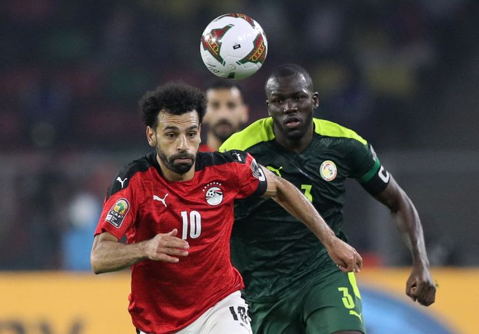 Mohamed Salah in duel met Kalidou Koulibaly, de captains van Egypte en Senegal.
