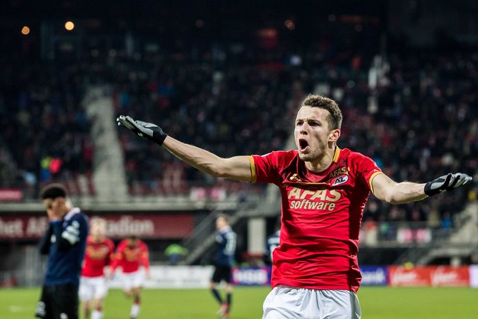 AZ-speler Oussama Idrissi viert zijn doelpunt