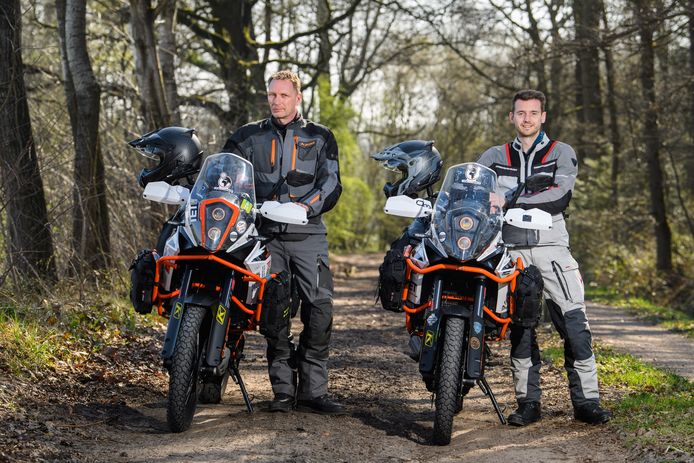 Martijn Schenning en Ronald ter Huurne vertrekken op hun motor naar Afrika.