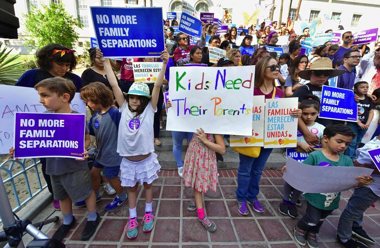 Een demonstratie bij het stadhuis in Los Angeles tegen het scheiden van ouders en kinderen.  Beeld AFP