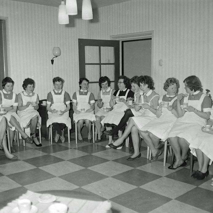 Eindhovense gezinsverzorgers krijgen hun diploma in 1960