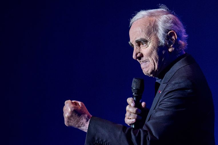 Tijdens het optreden in de Heineken Music Hall in Amsterdam op 21 januari 2016. Het optreden was onderdeel van Aznavours afscheidstournee. Beeld EPA