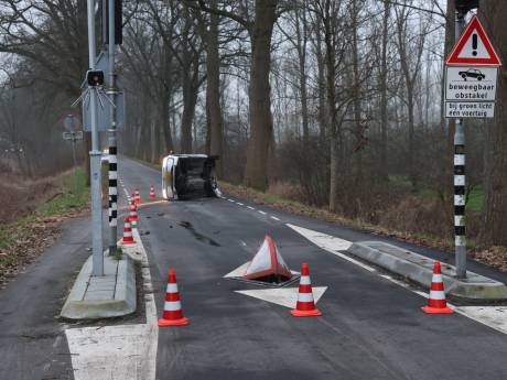 Auto gelanceerd door beweegbaar wegobstakel en belandt op zijn kant in Den Bosch, bestuurder aangehouden