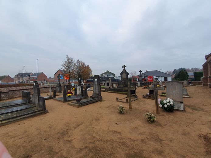 De kerktuin van Poederlee wordt heraangelegd. Het wordt een groen park waarbij er enkel bovengronds wordt gewerkt. De graven zullen niet 'ontknekeld' worden. De grote grafkelder en enkele waardevolle grafzerken krijgen een speciale plaats in de tuin.