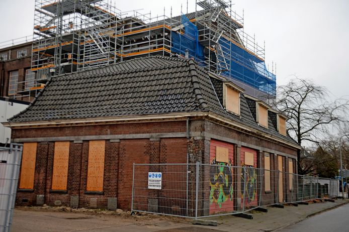 De dienstwoning bij de voormalige Ambachtsschool heeft een origineel mansarde-dak uit 1922.