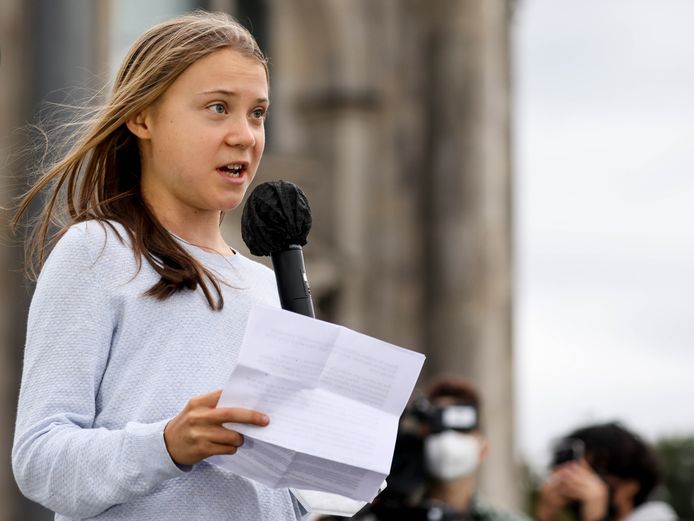 La militante suédoise pour le climat Greta Thunberg prononce un discours lors de la journée mondiale d'action pour le climat Fridays For Future à Berlin, en Allemagne, le 24 septembre 2021.