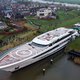 Niets te zien hier, gewoon een gigantisch groot schip dat zich door een riviertje wurmt