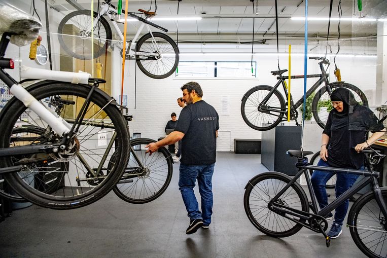 VanMoof is overal in Amsterdam, maar de lijst klachten is ook indrukwekkend: ‘Het liefst gooi ik dat ding in de gracht’