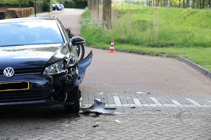 Een botsing tussen twee auto's op de Stationslaan in Waspik.