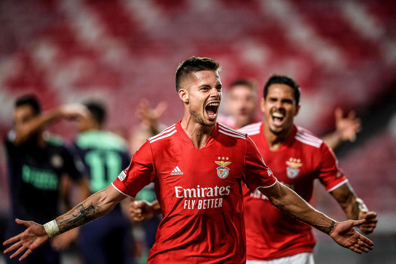 Футбол португалии премьер. Benfica Julian Weigl. Морато Бенфика. Рафаэл Силва Португалия. Лига чемпионов УЕФА аксессуары.