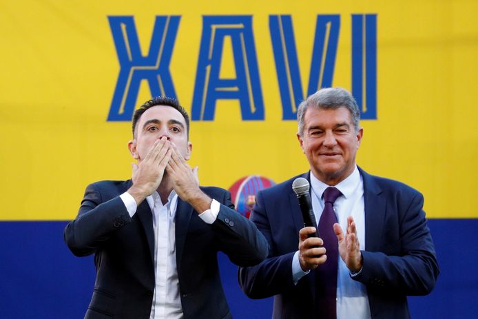 Clubvoorzitter Joan Laporta (rechts) met Xavi, de nieuwe trainer van de Catalanen.