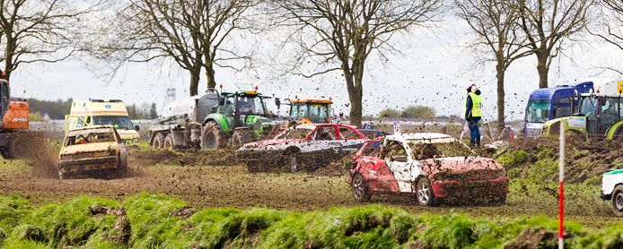 Eerdere autocross aan de J.C. Hoogendoornlaan in Alphen. Ditmaal ging er op Koningsdag een streep doorheen, vanwege broedende kieviten.