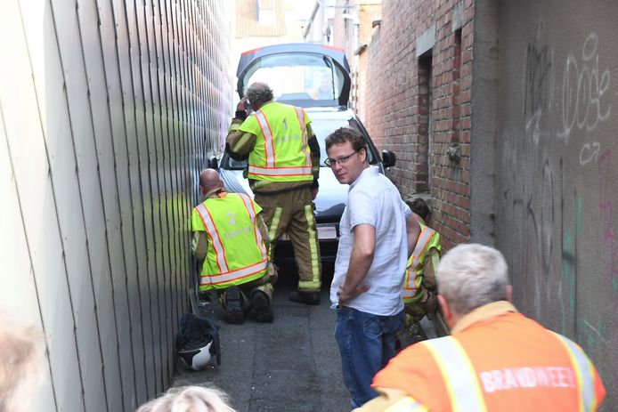 De vrouw raakte met haar wagen geklemd tussen twee muren in een voetgangers- en fietsersstraatje bij de Poststraat in Moorslede.