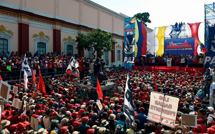 President Nicolas Maduro spreekt zijn aanhang toe.