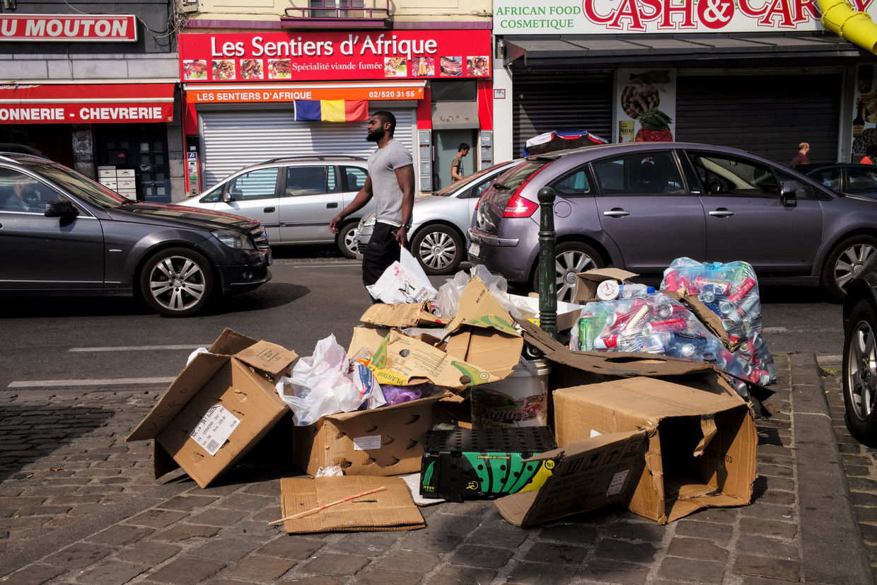 Afval in de Brusselse straten. Beeld ID/ Sander de Wilde
