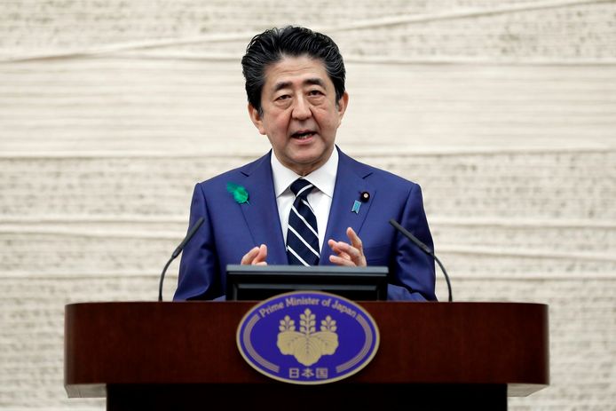 Premier Abe heeft zijn landgenoten gevraagd om hun contacten met andere mensen te beperken en zo veel mogelijk te telewerken.