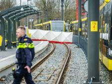 De tram toetert hard, maar voor de overstekende man (92) met rollator is het te laat 