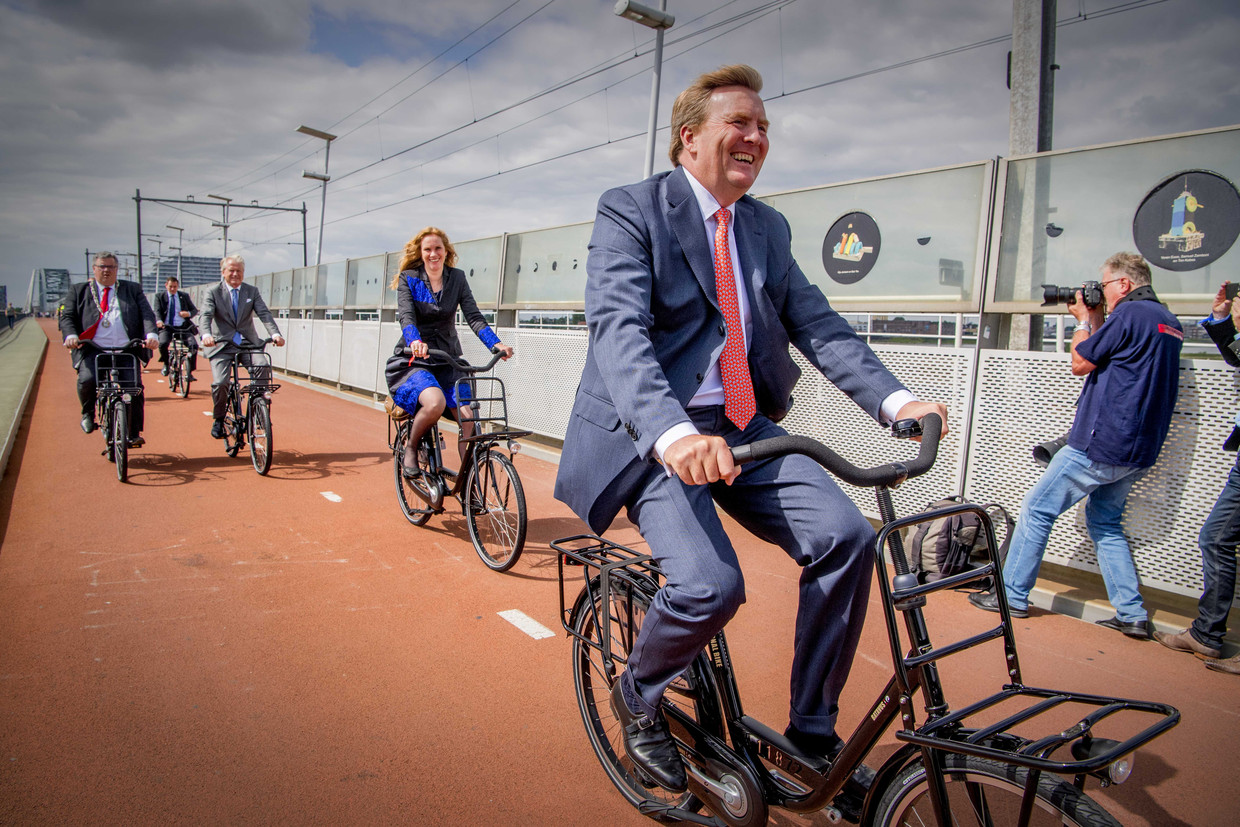 Koning Willem-Alexander arriveerde vorig jaar op de fiets bij het internationale fietscongres Velo-city in Nijmegen. Beeld ANP