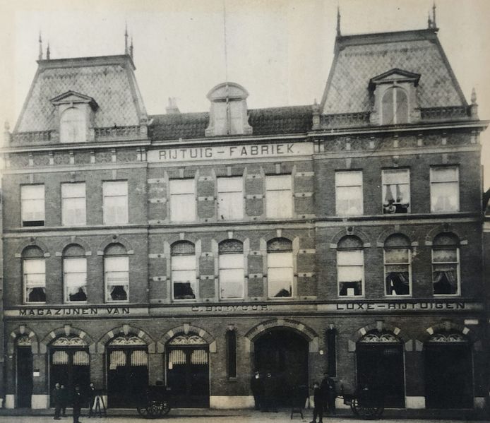 Het monumentale fabriekspand van rijtuigbouwer Cornelis Bij 't Vuur aan het Eusebiusplein in ca. 1900.