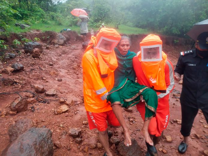 Petugas penyelamat mengevakuasi seorang wanita tua di Satara di negara bagian Maharashtra, India barat.