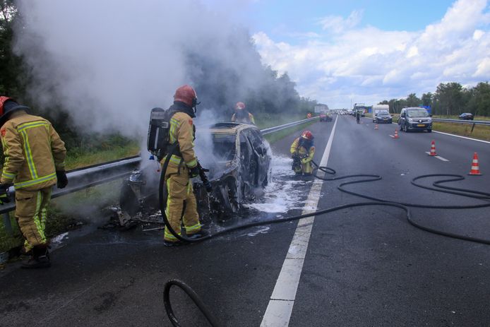 Auto in vlammen op op de A67.