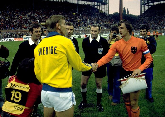 1974: Johan Cruijff en Bjorn Nordqvist, de aanvoerders van Nederland en Zweden, schudden elkaar de hand voor aanvang het WK-duel.