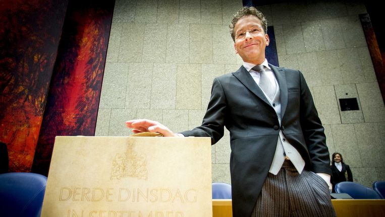 Minister Jeroen Dijsselbloem van Financien presenteert op Prinsjesdag in de Tweede Kamer het koffertje met de rijksbegroting en miljoenennota. Beeld anp