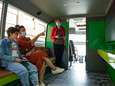 Scholieren buitengewoon onderwijs leren interactief over het verkeer op en rond bus 