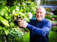Hans van Lith 'rommelt' graag in zijn tuin. 'Oostvoorne is na 34 jaar wel echt ons thuis geworden'.