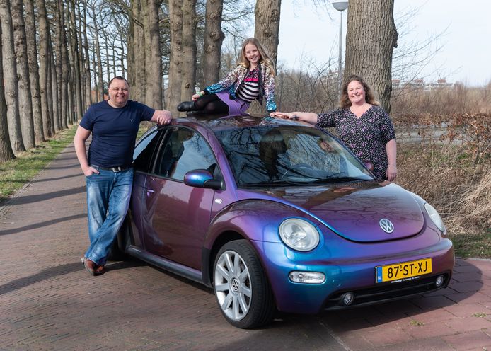 Ellen Phaff Vonhof, haar man Dave en dochter Amber bij hun bijzondere Volkswagen Beetle.