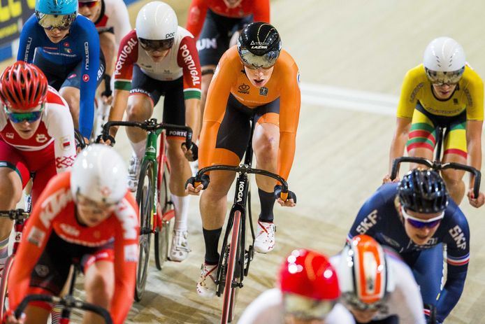 Kirsten Wild (midden) tijdens de vrouwen scratch finale op het Europees kampioenschap baanwielrennen.