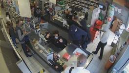 Overvallers gijzelen klanten in Delhaize