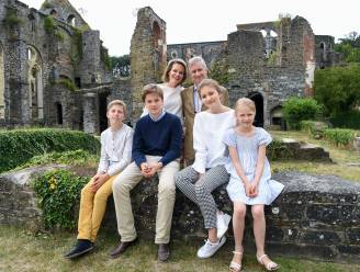 FOTO's: Filip, Mathilde en de kinderen bezoeken abdij Villers-la-ville