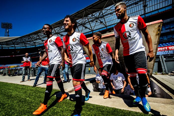 Rigdeciano Haps, Yassin Ayoub en Jeremiah St. Juste betreden het veld voor de eerste training van Feyenoord.