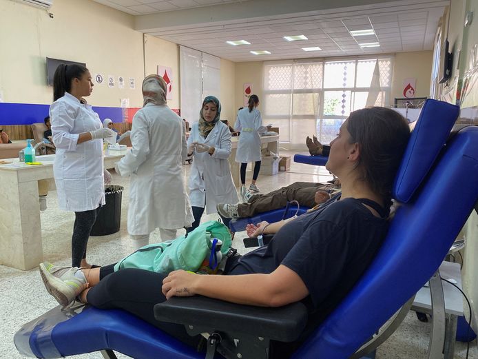Verschillende mensen doneren bloed uit noodzaak voor de slachtoffers van de aardbeving.