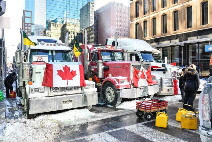 De Canadese hoofdstad Ottawa wordt al weken bezet door vrachtwagens en demonstranten die zich verzetten tegen de coronamaatregelen.