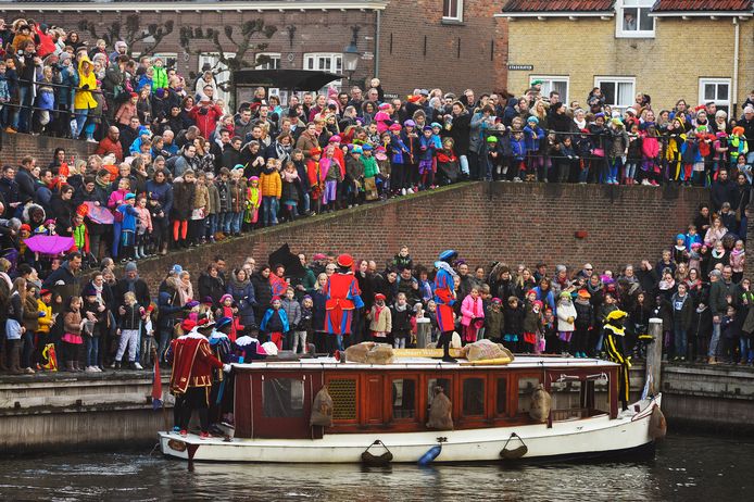 De intocht van Sinterklaas trekt jaarlijks duizenden bezoekers naar de vesting Heusden.