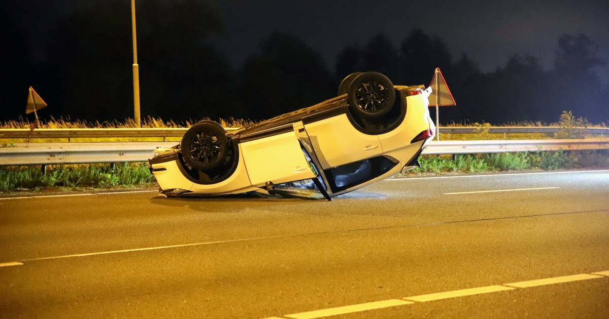 Auto belandt op de kop op de A2 na aanrijding op Martinus Nijhoffbrug.