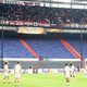 Primeur: fijnmazige zwarte netten om veld bij rentree van Steven Berghuis in de Kuip