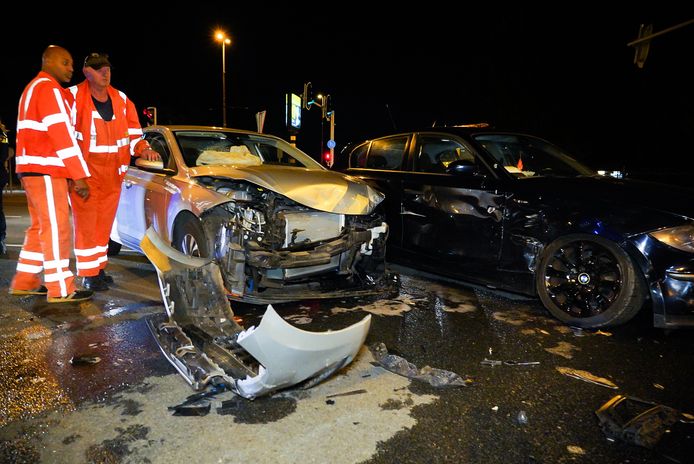 Forse schade aan de auto's door het ongeluk in Arnhem.