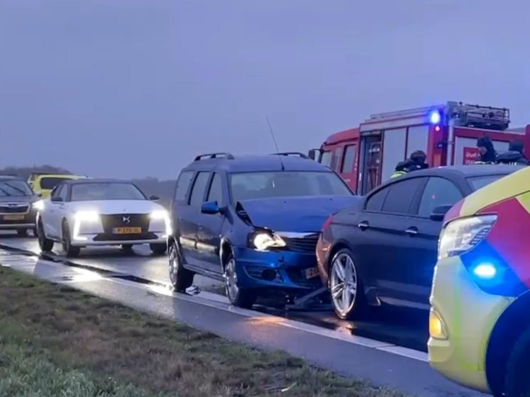 Aanrijding tussen drie auto's op de N36 bij Vriezenveen
