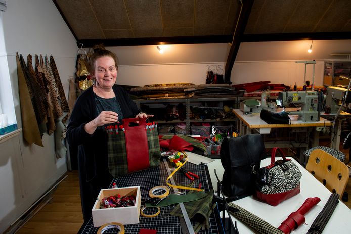Rike Beekman heeft haar eigen atelier in het oude Geertruidenziekenhuis. De Deventer tassenontwerpster moet nu op zoek naar nieuwe plek om te werken.