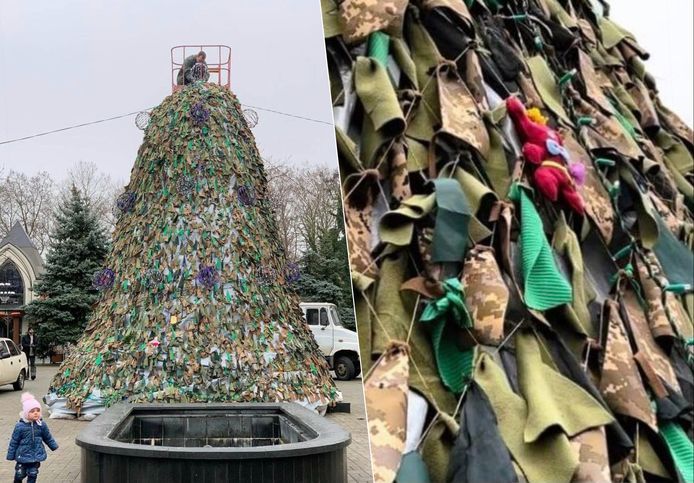 De kerstboom in de Oekraïense havenstad Mykolaiv is gemaakt uit camouflagenetten.