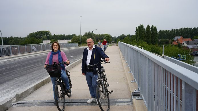 Schepenen Lieve Truyman en Carl Hanssens mochten de vernieuwde fietsverbinding heropenen.