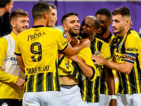 Vitesse overleeft knotsgekke slotfase tegen Anderlecht en houdt zicht op Conference League